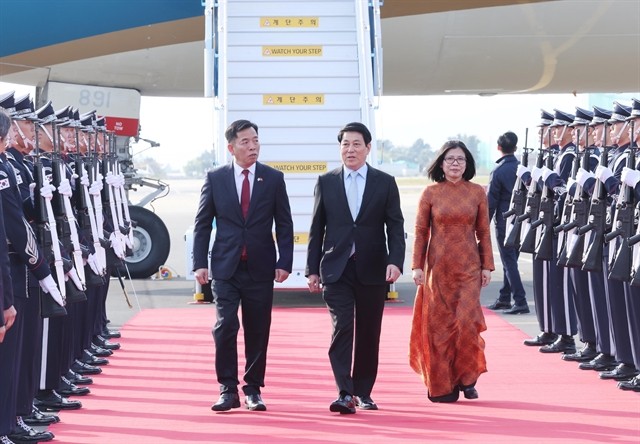 State President Luong Cuong arrives at Gimhae International Airport, Busan city. (Photo: VNA) 460770_5309821247643076_vna_potal_state_president_arrives_in_rok_to_join_apec_economic_leaders’_week_8372268.jpg
