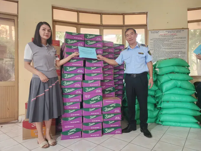 The representative of a business comes to Facility No. 2 of the Quang Ngai Provincial Department of Industry and Trade to provide support with rice and instant noodles. dbgfvsc-7181-6413.jpeg