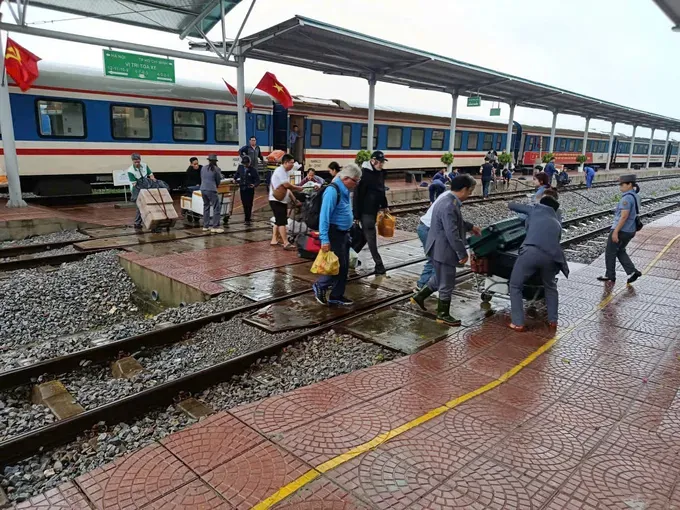 The railway sector arranged safe transfers for 4,576 passengers. duong-sat-3034-2629.jpg