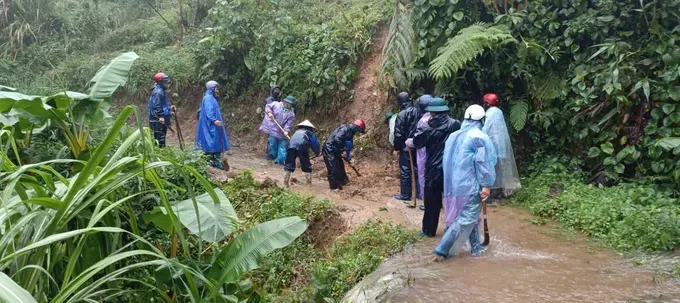 Ngoc Linh Commune authorities are clearing roads to reach the five isolated hamlets. redegsfsda-1226-4914.jpeg