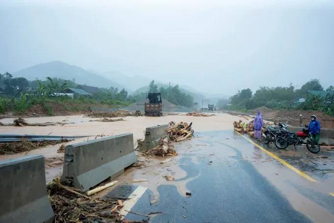 Landslides on the La Son – Hoa Lien Expressway have disrupted traffic. z7166961700117-a81bea2aac667cd629f3bd1cd8a5e9f1-2939-1223.jpg
