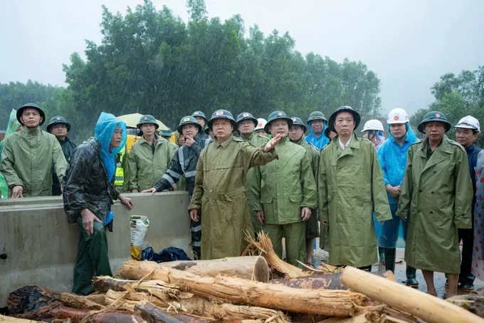 Deputy Prime Minister Tran Hong Ha directs recovery efforts for La Son – Hoa Lien Expressway to prevent further landslides. z7166961705761-36f94f1bf2a327c9646025ead7bf41e1-5710-3318.jpg
