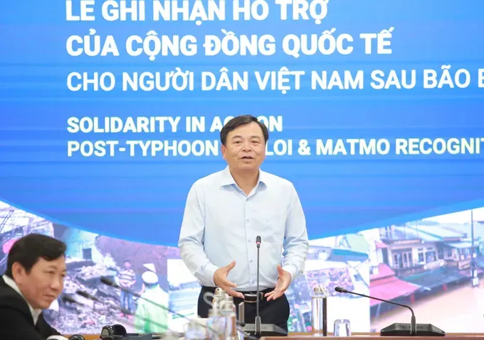 Deputy Minister of Agriculture and Environment Nguyen Hoang Hiep presides over a ceremony acknowledging the support of international partners for people affected by storms and floods in Vietnam, which took place on October 28 in Hanoi. img-3919-1176-2861-1765-1003.jpeg