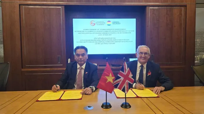 Vice Chairman of the Ho Chi Minh City People’s Committee Nguyen Loc Ha (left) and Liverpool City Region Deputy Mayor Mike Wharton take part in the signing ceremony of the Memorandum of Understanding between the Ho Chi Minh City People’s Committee, Vietnam and Liverpool City Region combined authority, the United Kingdom. 3-9214-2153.jpg