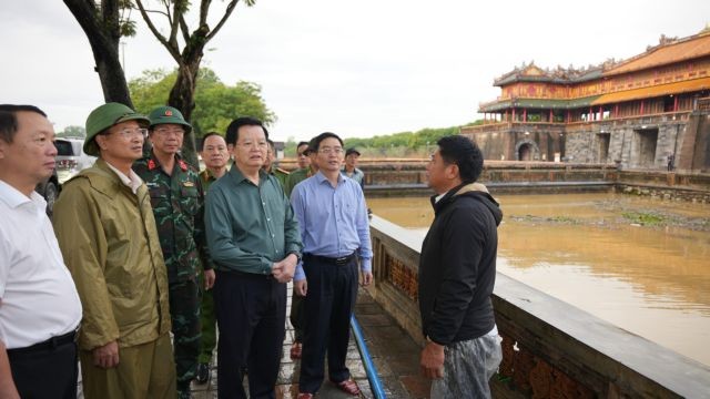 Deputy Prime Minister Mai Van Chinh (third, right) inspects the flooding situation at Hue Imperial City in the central province of Thua Thien Hue on Friday morning. (Photo: VNA) 461144_vna_potal_pho_thu_tuong_mai_van_chinh_kiem_tra_tinh_hinh_ngap_lut_tai_dai_noi_hue_8376827.jpeg