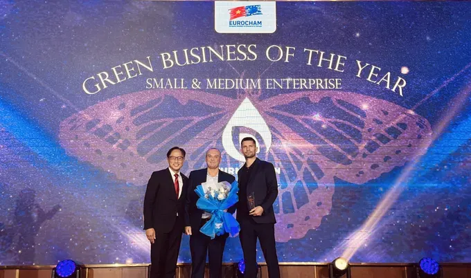 Award-winning company was honored at the ceremony. (Photo: SGGP/ Dinh Du) doanh-nghiep-chau-au-nhan-giai-6517-8397.jpg