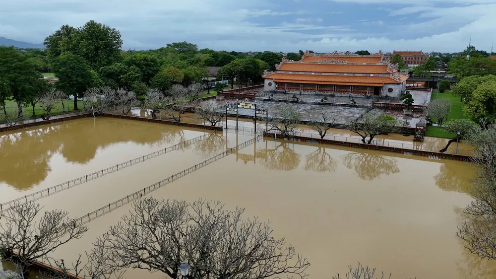 Exterior view of Ngo Mon Gate (Meridian Gate) before the floods. z7172288958835-b836662234608344e9a9456e7ab5c95d-515-6988.jpg