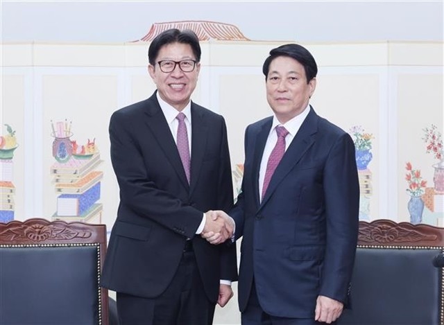 State President Luong Cuong (right) meets with Mayor of Busan city Park Heong-joon on November 1, 2025. 461436_5312555933832034_image.png