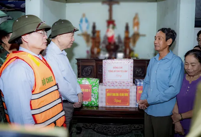 General Secretary To Lam offers gifts to families heavily impacted by the disaster. z7180594850569-f0e0ae3951ab1b90fb69c98373373172-6677-8542-copy-335-2495.jpg