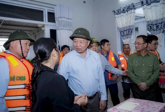 General Secretary To Lam warmly inquires and encourages residents in Quang Dien Commune affected by the historic floods. z7180594850605-a283f6b146ba624e71b69cf270d9f7ea-6928-2238.jpg