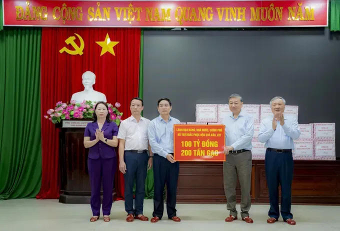 Party General Secretary To Lam presents relief funds and rice to Hue City to support post-flood recovery. z7180594895920-96c849473a268adadf65bb1880a56bbb-7167-4019.jpg