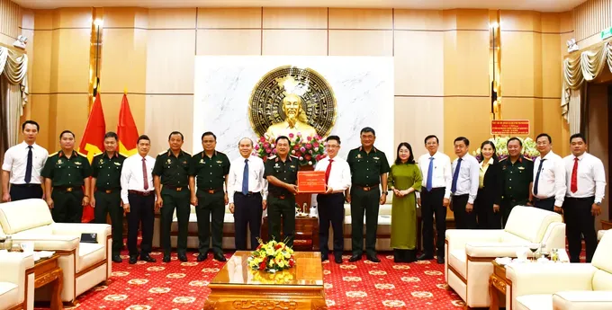 HCMC leaders visit armed forces on traditional day of Military Region 7