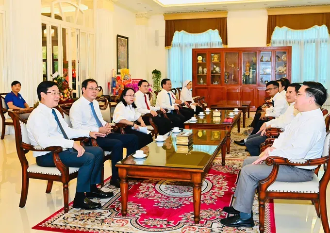 Standing Deputy Secretary of the Ho Chi Minh City Party Committee Le Quoc Phong and the delegation members extend Christmas greetings to the Office of the Vietnam Bishops’ Conference in HCMC and priest John the Baptist Pham Quy Trong. (Photo: SGGP/Viet Dung)