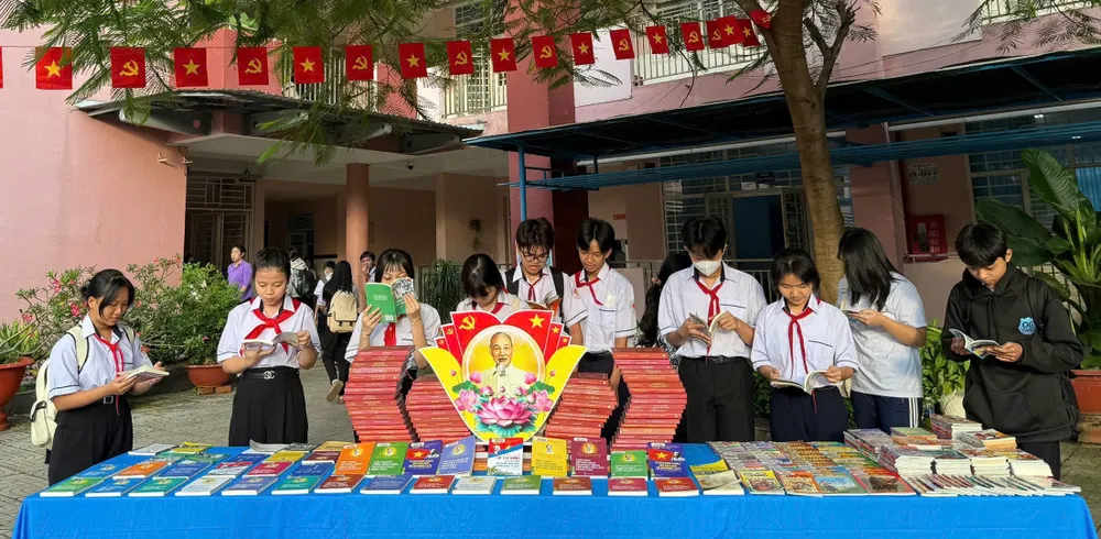 Học sinh đọc sách và tham gia các hoạt động tại lễ phát động BC 1.jpg
