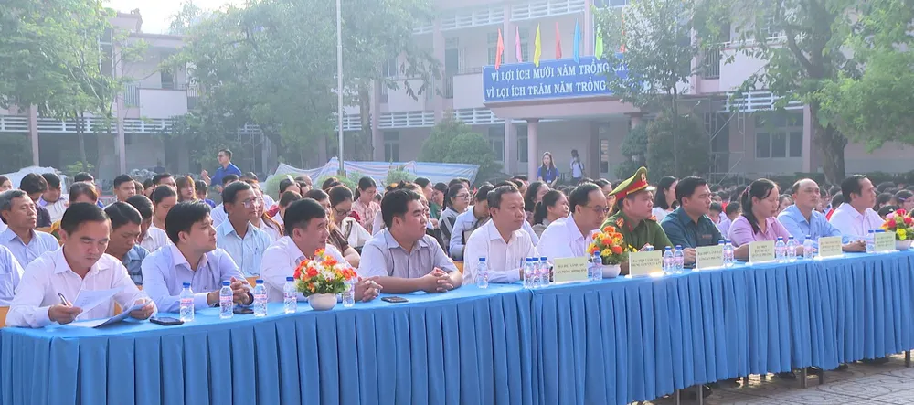 Đại biểu tham dự lễ phát động tại phường Bến Cát BC 3.jpg