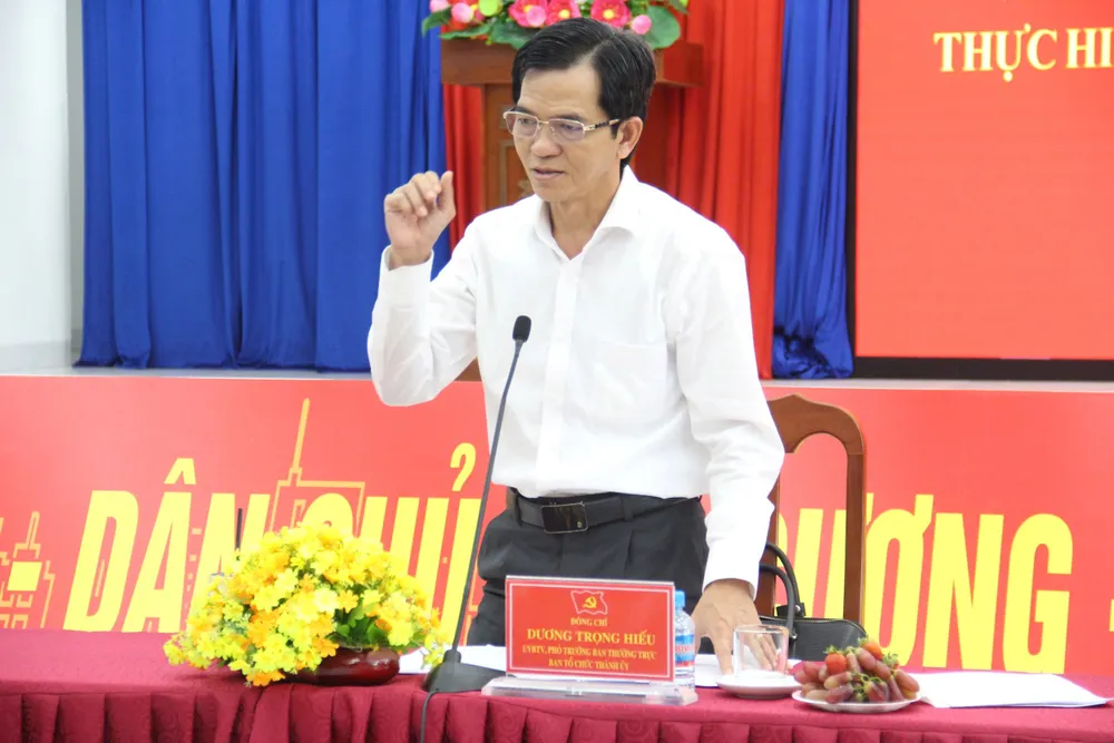 Đồng chí Dương Trọng Hiếu trao đổi các vấn đề liên quan đến kiến nghị của Đảng bộ phường Ông Dương Trọng Hiếu 2.jpg