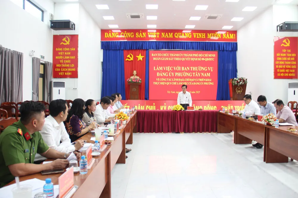 Quang cảnh buổi làm việc của đoàn công tác tại phường Tây Nam Toàn cảnh ông DTH.jpg