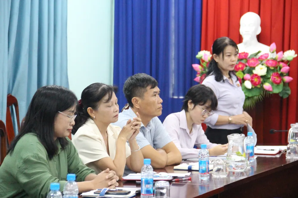 Lãnh đạo UBND phường Bình Hòa báo cáo công tác quản lý các cơ sở kinh doanh phế liệu trên địa bàn IMG_1173.JPG