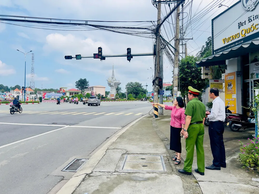 Lãnh đạo phường Bến Cát khảo sát các điểm nóng về giao thông gt 1.jpg