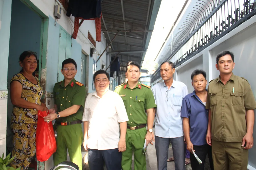 Định kỳ vào sáng thứ bảy của tuần thứ 3 trong tháng, đoàn sẽ "đi từng ngõ, gõ cửa từng nhà" để tuyên truyền pháp luật đến người dân IMG_1268.JPG
