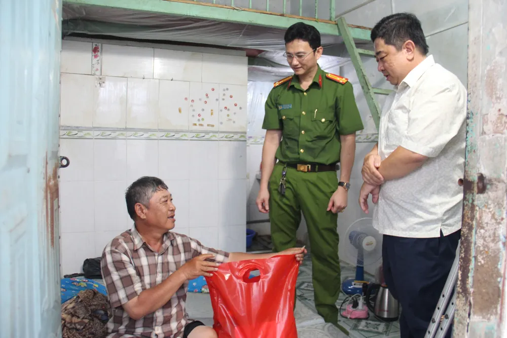 Phó Bí thư Đảng ủy, Chủ tịch UBND phường Lái Thiêu Phạm Phú Nam đến khu nhà trọ thăm hỏi một gia đình khó khăn LT mô hình 3.jpg