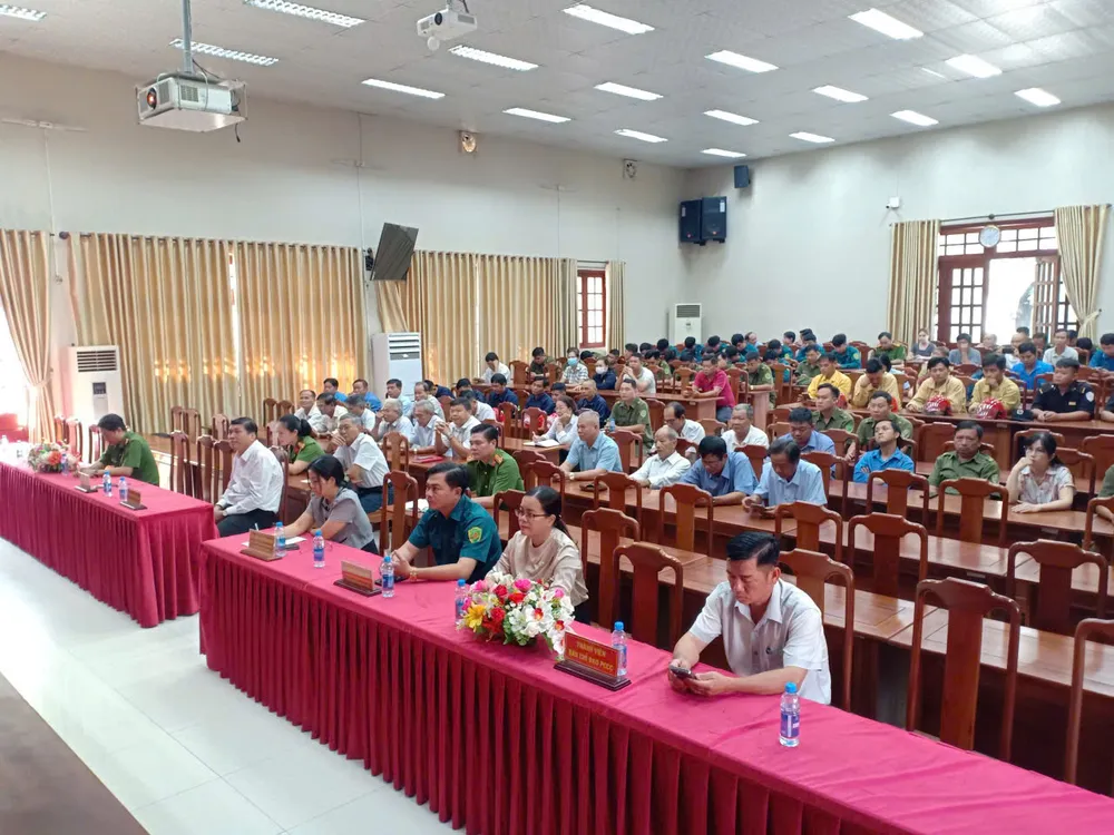 Quang cảnh lễ ra quân cao điểm tấn công trấn áp tội phạm tại phường Bến Cát ra quân BC 1.jpg
