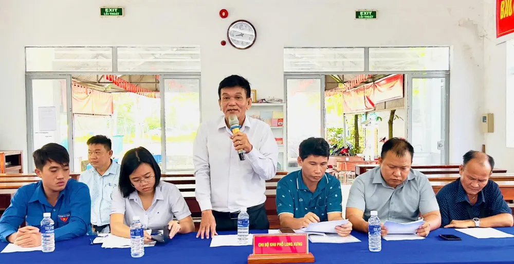 Chi bộ khu phố Long Hưng trình bày ý kiến tại buổi làm việc cán bộ khu phố Long Hưng.jpg