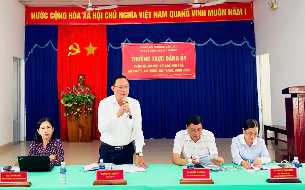 Thường trực Đảng ủy phường Bến Cát làm việc với các khu phố An Phước, Mỹ Phước, Mỹ Thạnh và Long Hưng đồng chí Ân.jpg