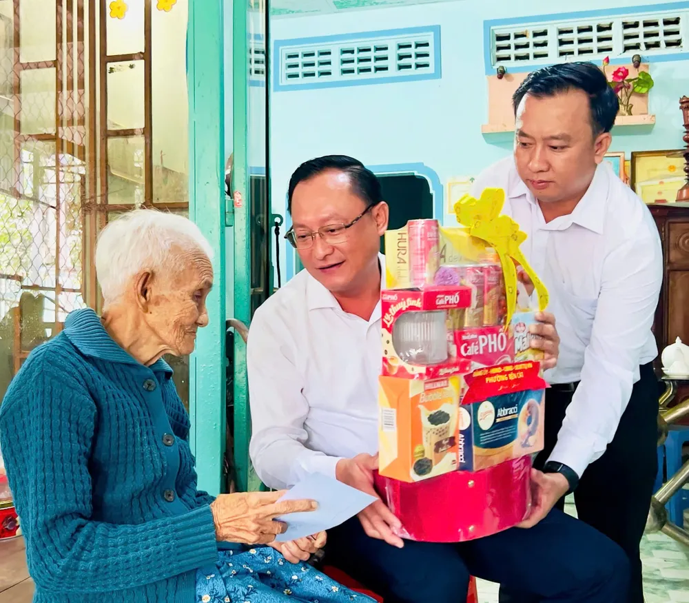 Bí thư Đảng ủy, Chủ tịch HĐND phường Bến Cát Nguyễn Trọng Ân đến thăm và tặng quà cho các gia đình chính sách Tặng quà..jpg