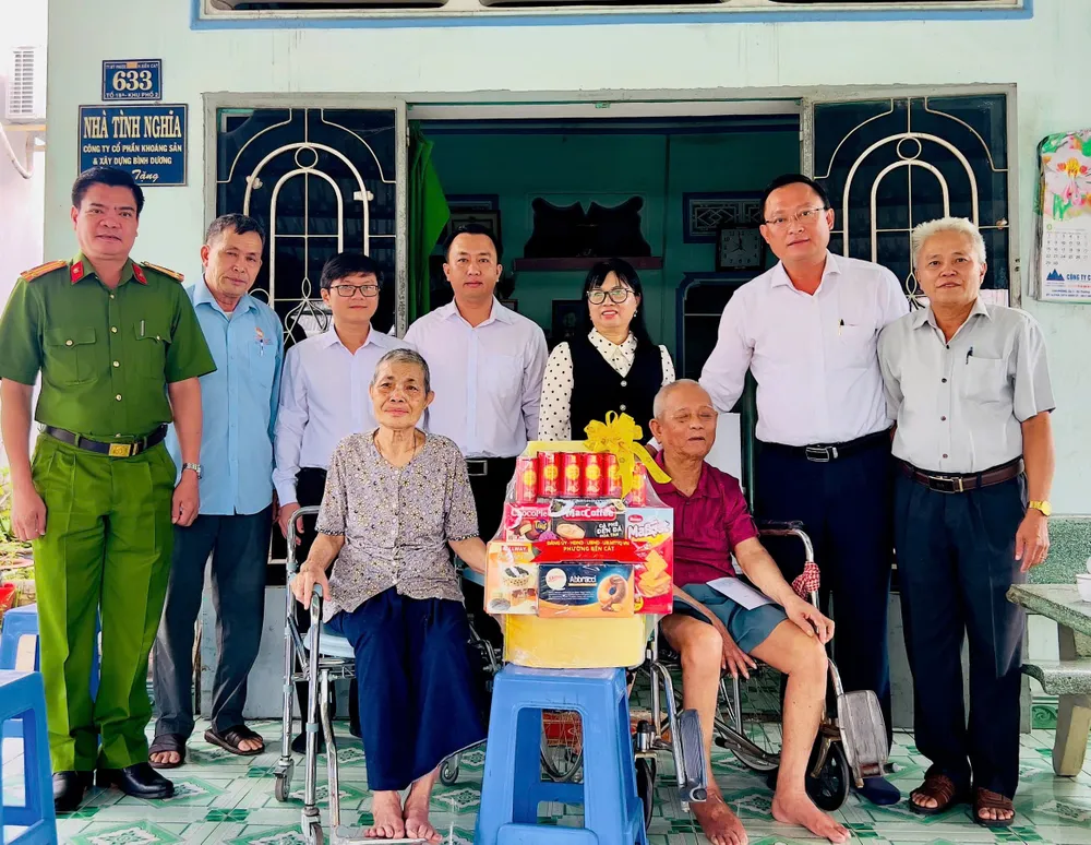 Bí thư Đảng ủy, Chủ tịch HĐND phường Bến Cát Nguyễn Trọng Ân đến thăm và tặng quà cho các gia đình chính sách tặng quà...jpg