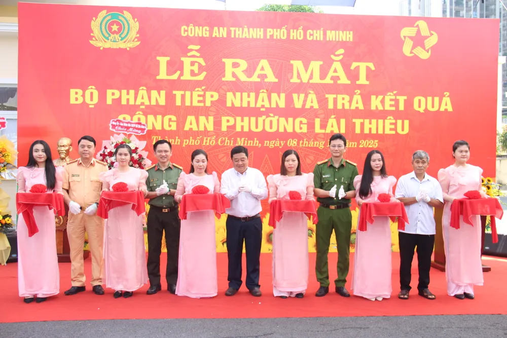 Cắt băng khánh thành bộ phận tiếp nhận và trả kết quả Công an phường Lái Thiêu IMG_1890.JPG