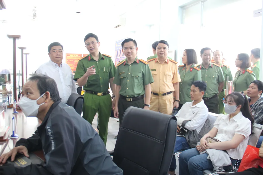 Tham quan thực tế bộ phận tiếp nhận và trả kết quả giải quyết thủ tục hành chính IMG_1916.JPG