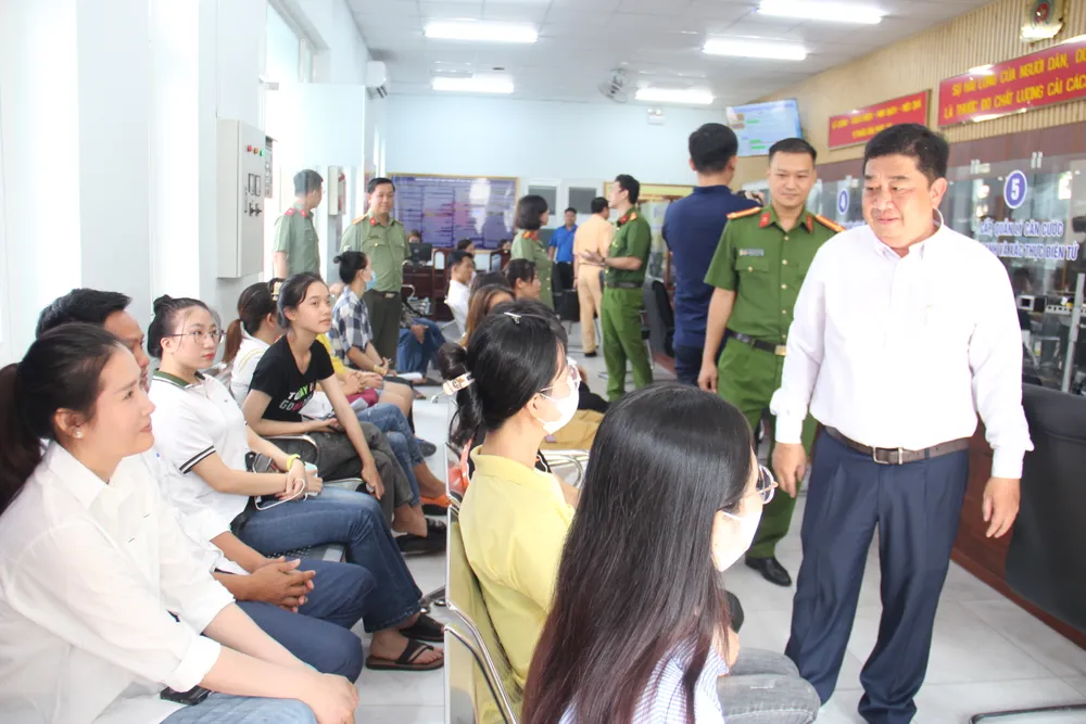 Chủ tịch UBND phường Lái Thiêu hỏi han tình hình giải quyết thủ tục hành chính của người dân IMG_1929.JPG
