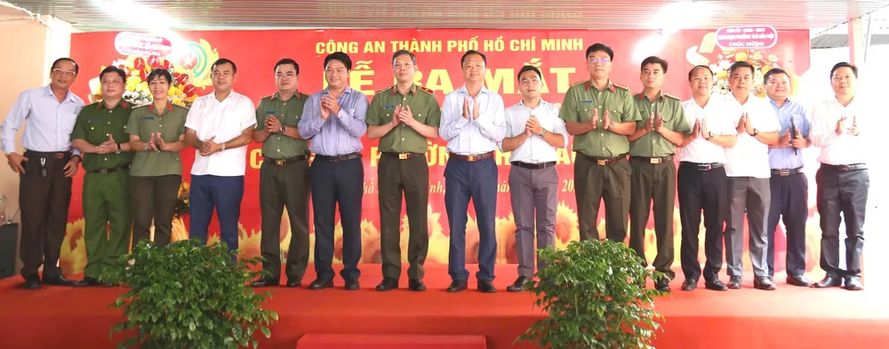 Thiếu tướng Tạ Văn Đẹp tham dự lễ ra mắt bộ phận tiếp nhận và trả kết quả tại Công an phường Thủ Dầu Một Ông Đẹp 3.jpg