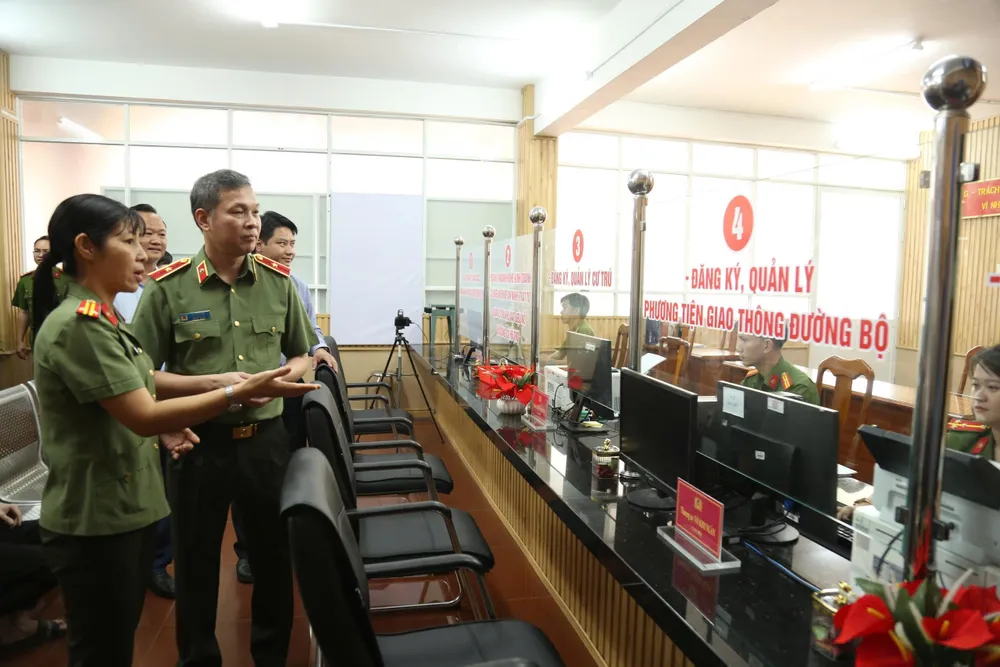 Thiếu tướng Tạ Văn Đẹp nghe giới thiệu quy trình giải quyết thủ tục hành chính, trang thiết bị và đội ngũ trực tiếp phục vụ người dân Ông Đẹp 4.jpg