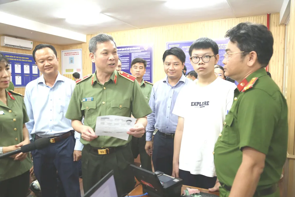 Thiếu tướng cho rằng đây là sự chuyển mình từ “quản lý hành chính” sang “phục vụ hành chính” ông Đẹp TDM.jpg