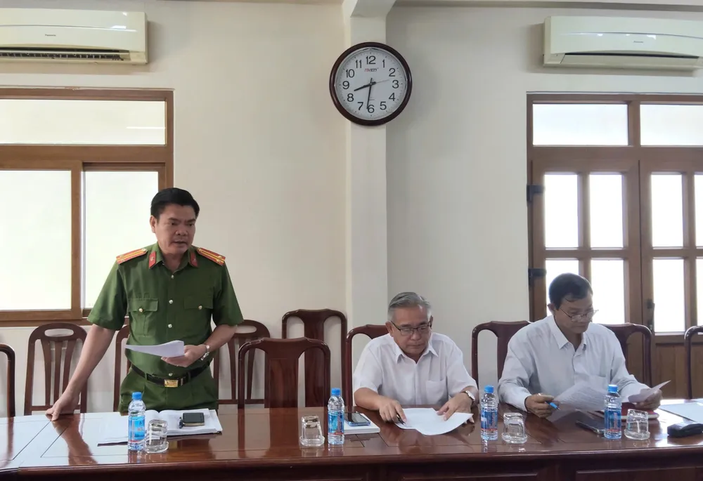 Cán bộ phòng chuyên môn và công an phường trao đổi các giải pháp kéo giảm tai nạn giao thông phòng chuyên môn 2.jpg