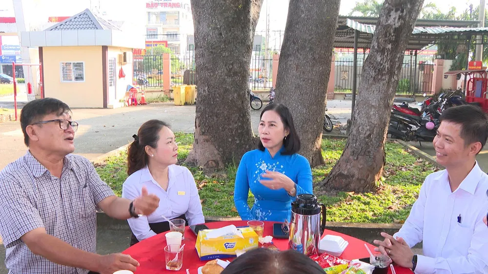 Qua buổi trò chuyện với lãnh đạo phường, người dân gửi gắm, trao đổi nhiều vấn đề thời sự tại địa phương cafe 2.jpg
