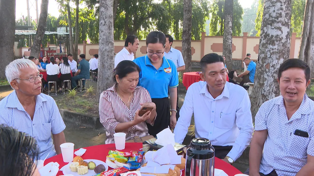 Mô hình "Cafe sáng với nhân dân" được xem như chiếc cầu nối giữa lãnh đạo địa phương và người dân cafe 4.jpg