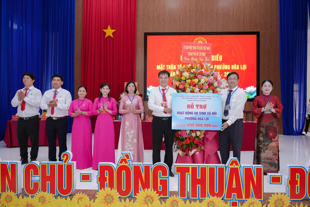 Ban Vận động Quỹ vì người nghèo TPHCM trao hỗ trợ hoạt động an sinh xã hội cho phường Hòa Lợi 200 triệu đồng ĐH7587 (1).jpg