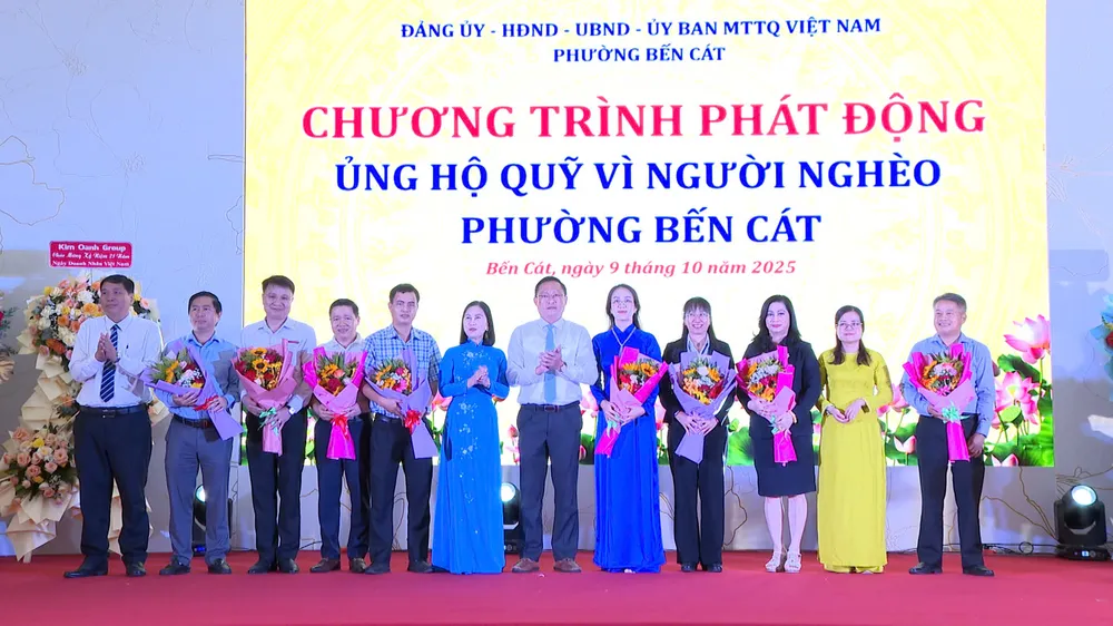 Phường Bến Cát phát động ủng hộ "Quỹ vì người nghèo" trên địa bàn phường ủng hộ..jpg