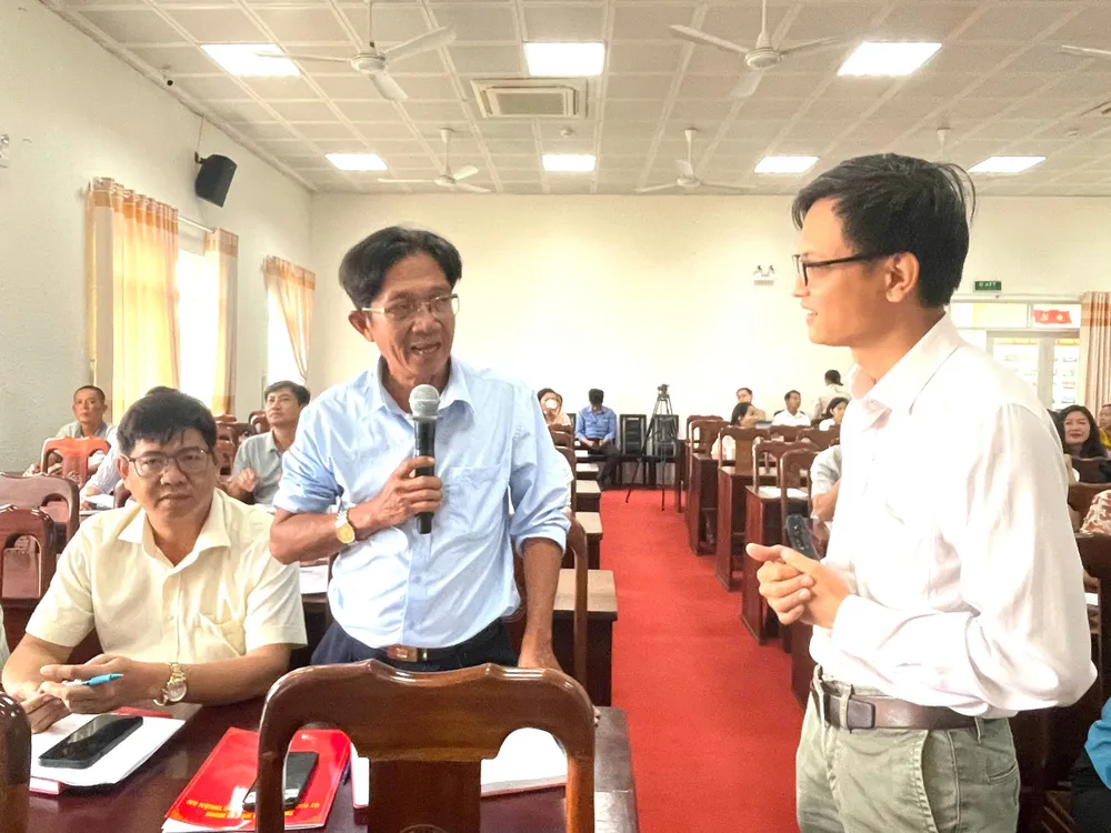 Ông Trần Công Bình trao đổi về những khó khăn, thách thức đối với Tổ Công nghệ số cộng đồng Tổ công dân số 2.jpg