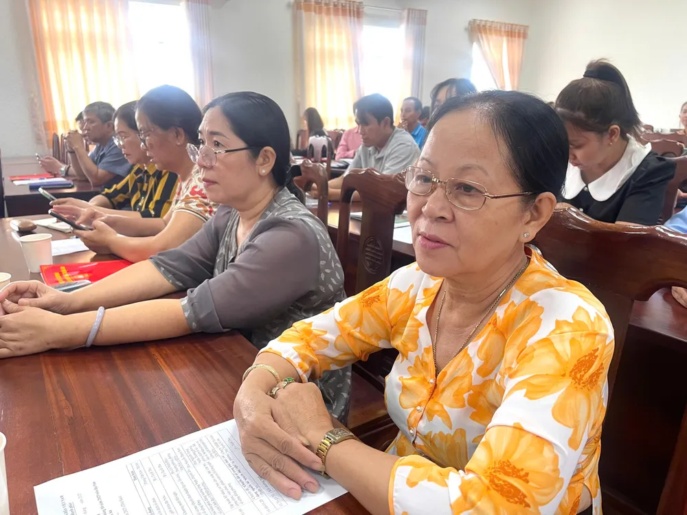 Cán bộ công chức, viên chức và người hoạt động không chuyên trách phường Thuận An tham gia lớp tập huấn Tổ công dân số 5.jpg