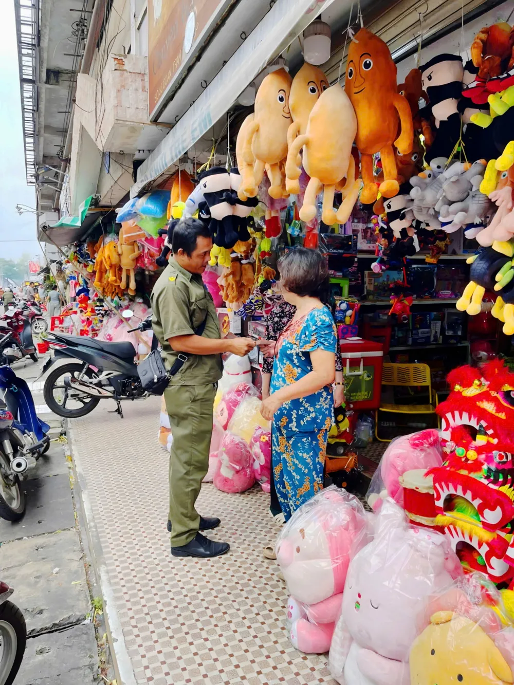 Hướng dẫn các tiểu thương tại chợ Thủ Dầu Một quy định về đảm bảo an toàn PCCC khu vực 30..jpg