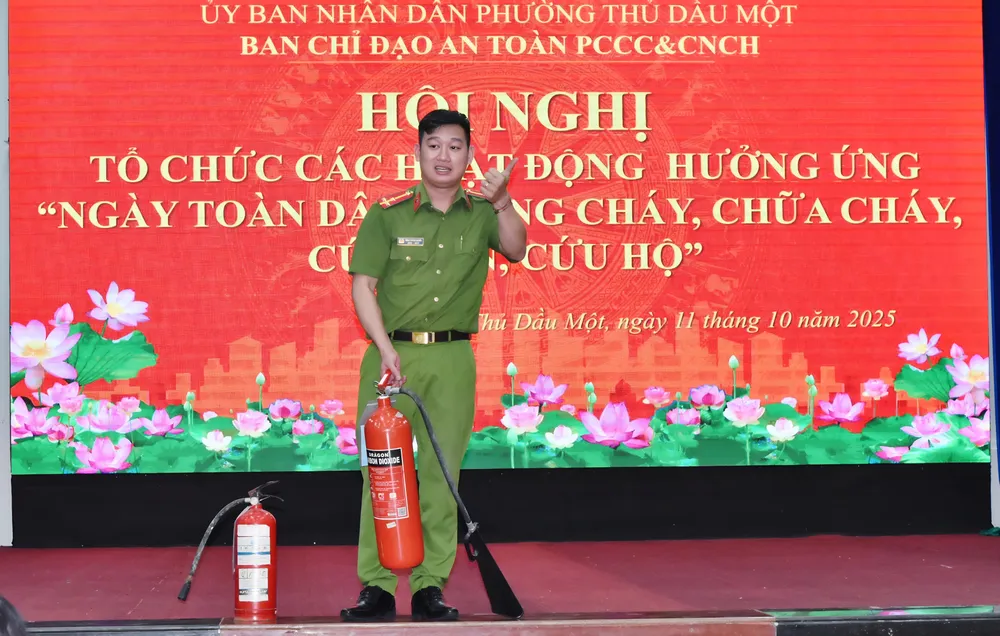 Cán bộ hướng dẫn kỹ năng sử dụng bình chữa cháy tuyên truyền.jpg