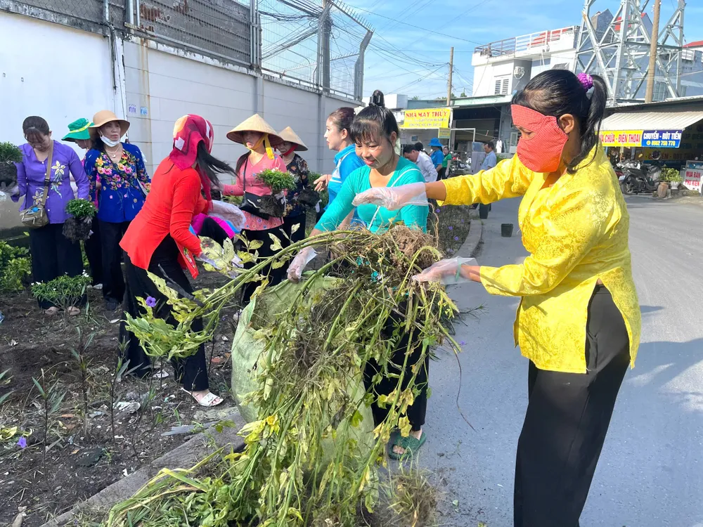 Cán bộ Hội LHPN phường Bình Hòa dọn dẹp vệ sinh sinh, trồng hoa tươi tạo cảnh quan xanh - sạch - đẹp Bình Hòa.jpg