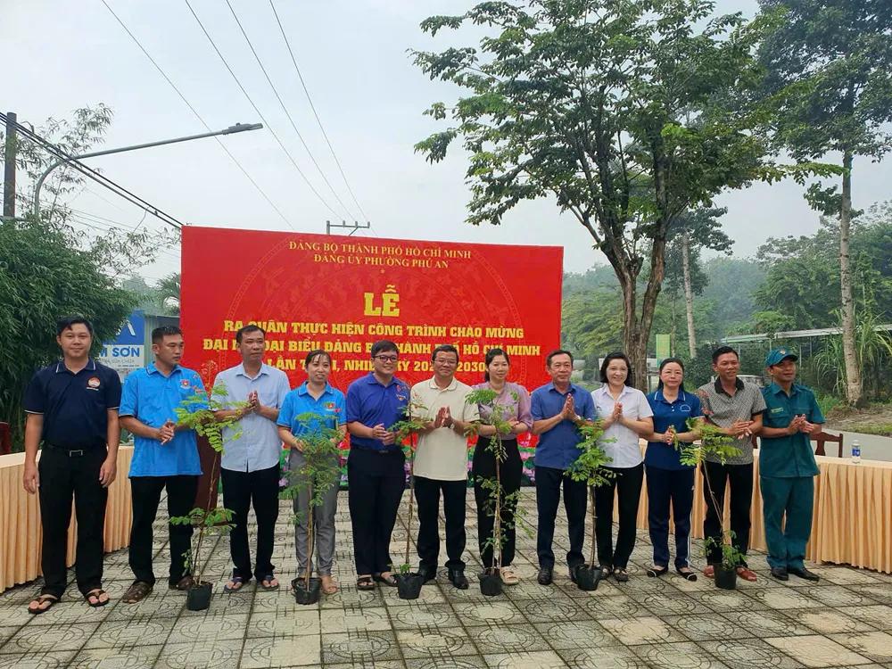 Phường Phú An tổ chức ra quân dọn dẹp vệ sinh, trồng cây tạo cảnh quang xanh - sạch - đẹp Phú An 1.jpg