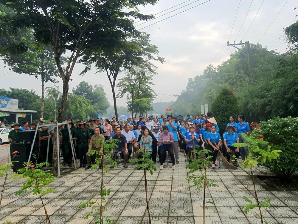 Đông đảo cán bộ, hội viên, đoàn viên thanh niên tham gia chương trình Phú An 4.jpg