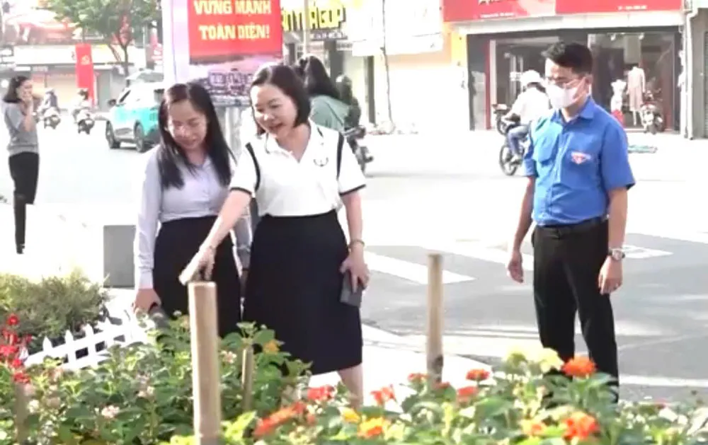 Bà Nguyễn Thu Cúc, Bí thư Đảng ủy, Chủ tịch HĐND phường Thủ Dầu Một với công trình “Đất Thủ muôn sắc hoa” TDM..jpg