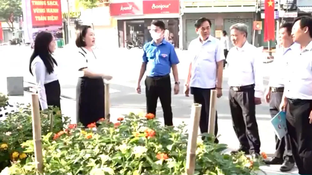 Mỗi gia đình, mỗi khu phố tích cực hưởng ứng phong trào trồng cây xanh tô đẹp phố phường TDM.jpg